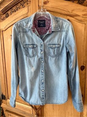 American Eagle Denim Button Down Shirt Size Medium